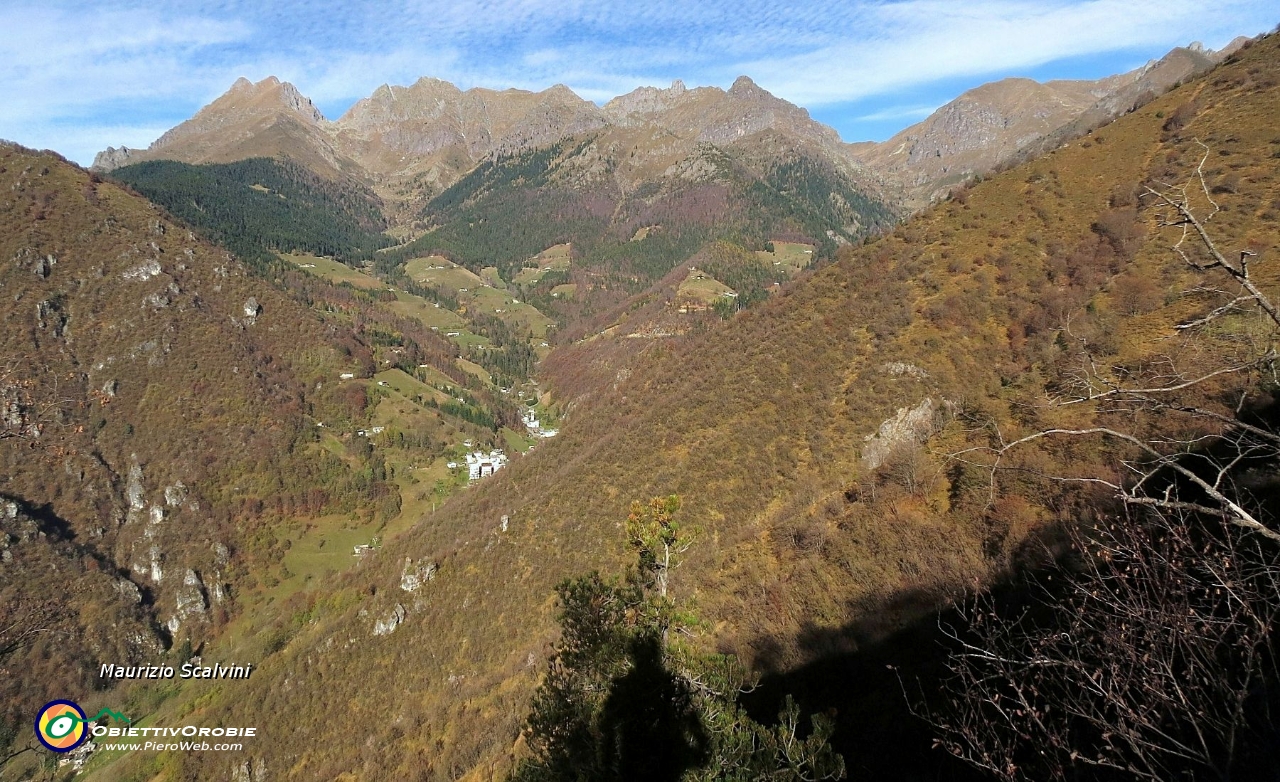 10 Risalendo i pascoli abbandonati ci si affaccia sulle montagne sopra Ornica....JPG